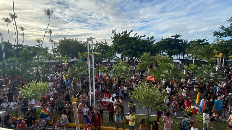 Parada pela Diversidade Sexual no Ceará reúne milhares na orla de Fortaleza