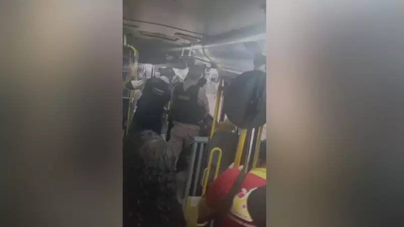 Passageira agride idoso de 79 anos em ônibus de Uberlândia e é presa em flagrante