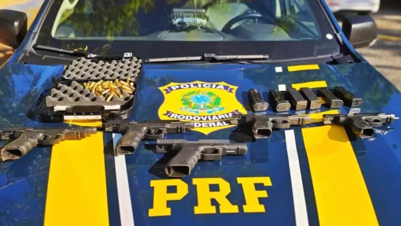 Passageira é presa com arsenal em ônibus na Grande Fortaleza: cinco armas e munição apreendidas
