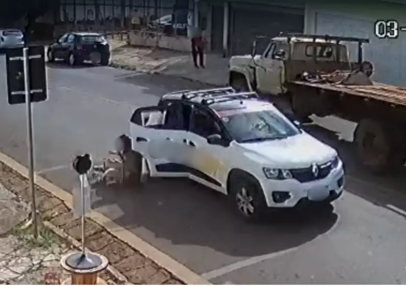 Passageira se joga de carro em movimento durante corrida por aplicativo em Itapetininga — Veja o vídeo chocante!