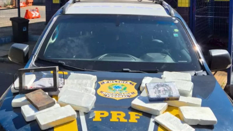 Passageiro é preso com prensa metálica e 20 tabletes de cocaína em ônibus em Patos de Minas