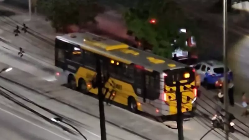 Passageiro reage a assalto em BRT e deixa criminoso baleado no Rio de Janeiro