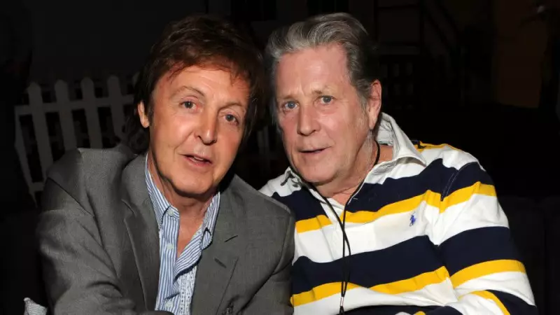 Paul McCartney homenageia Brian Wilson do Beach Boys em momento emocionante
