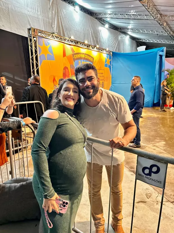 Pedido inusitado de fã viraliza no São João de Campina Grande: 'Tira uma foto com minha buchudinha'