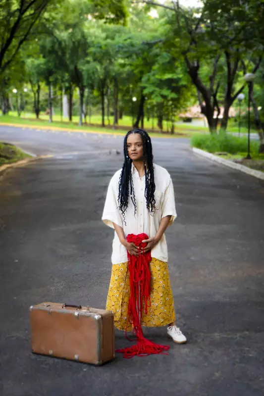 Performance artística na Praça 9 de Julho reflete solidão materna em Presidente Prudente