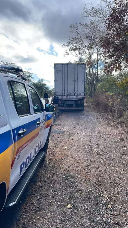 Perseguição policial termina com caminhão furtado recuperado em Bocaiuva