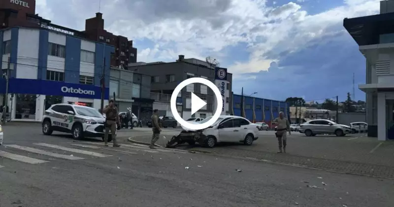 Perseguição policial termina em colisão entre viatura e carro em SC — Veja o vídeo!