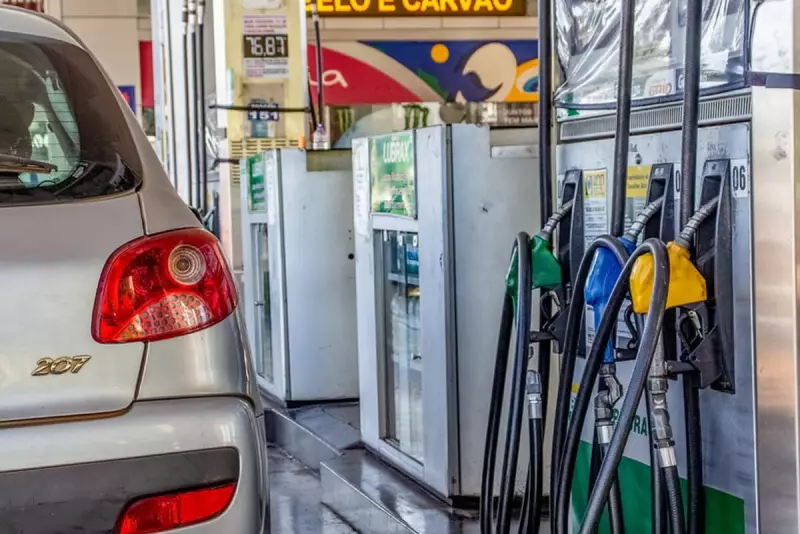 Petrobras reduz preço da gasolina nas refinarias: saiba como isso afeta seu bolso