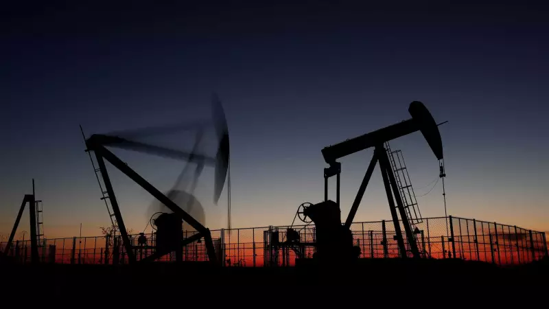Petróleo dispara e dólar ganha força após bombardeio de Israel no Irã: entenda os impactos