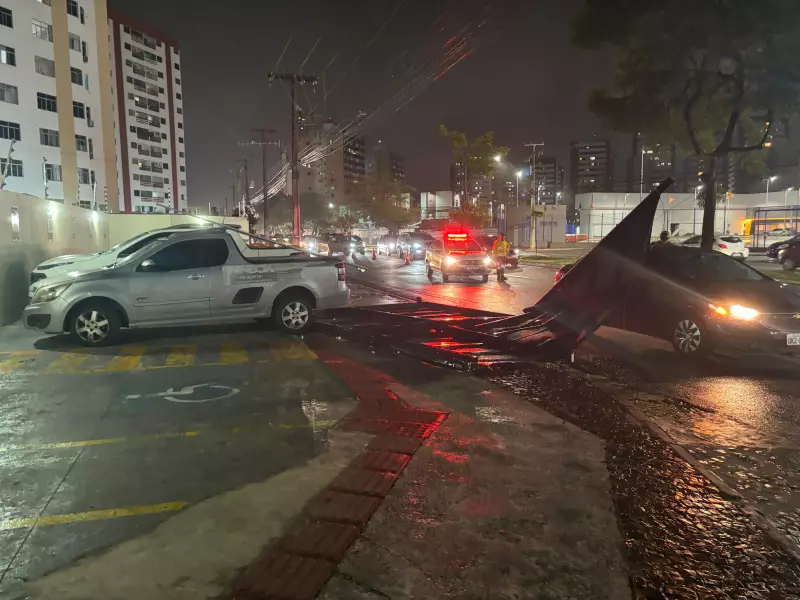Placa de metal e fiação elétrica atingem carro e deixam cinco pessoas presas em Aracaju