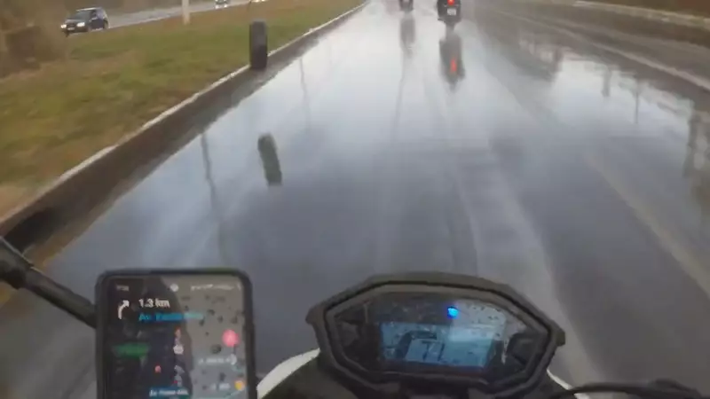 Pneu desgovernado quase causa acidente grave com moto no Distrito Federal; veja o vídeo chocante!