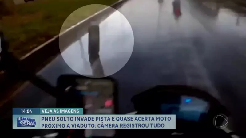Pneu solto invade pista e quase atinge motociclista no DF: veja o susto!