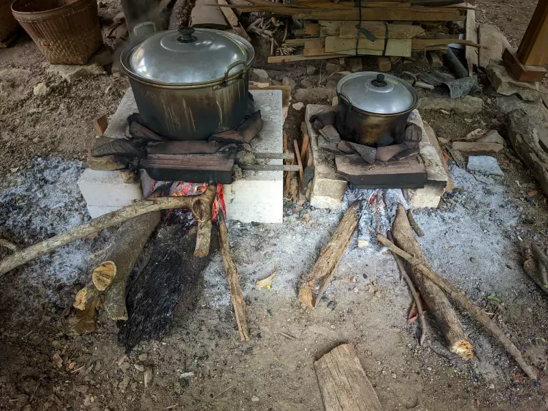 Pobreza energética no Brasil: uso de lenha em cozinhas improvisadas ainda é risco à saúde pública