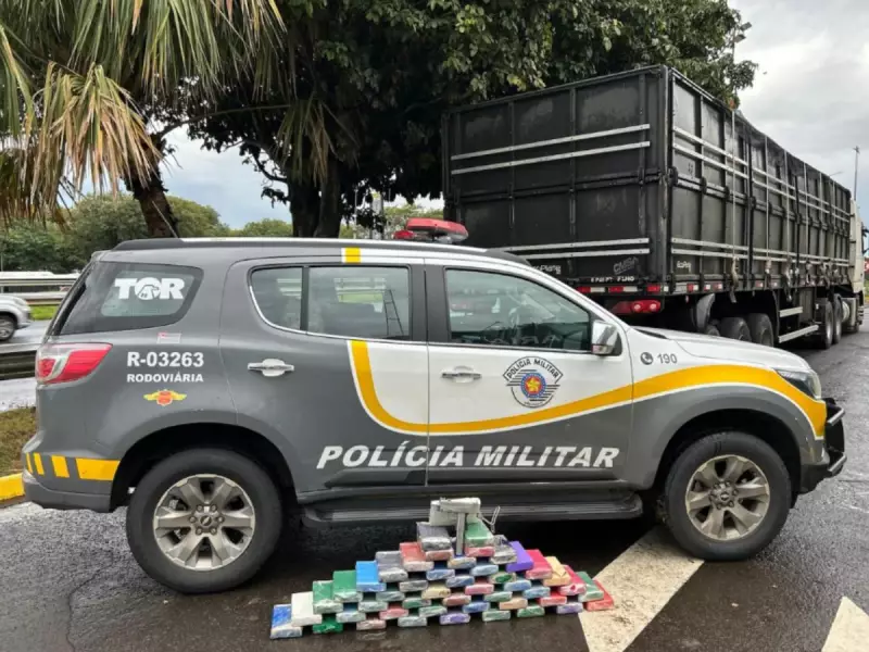 Polícia apreende cocaína e submetralhadora em fundo falso de caminhão em Saltinho