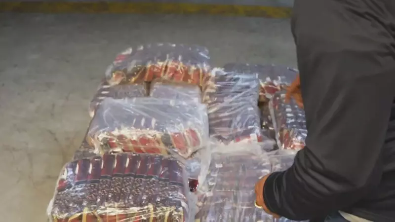 Polícia apreende pacotes de café adulterados em mercados do Rio de Janeiro