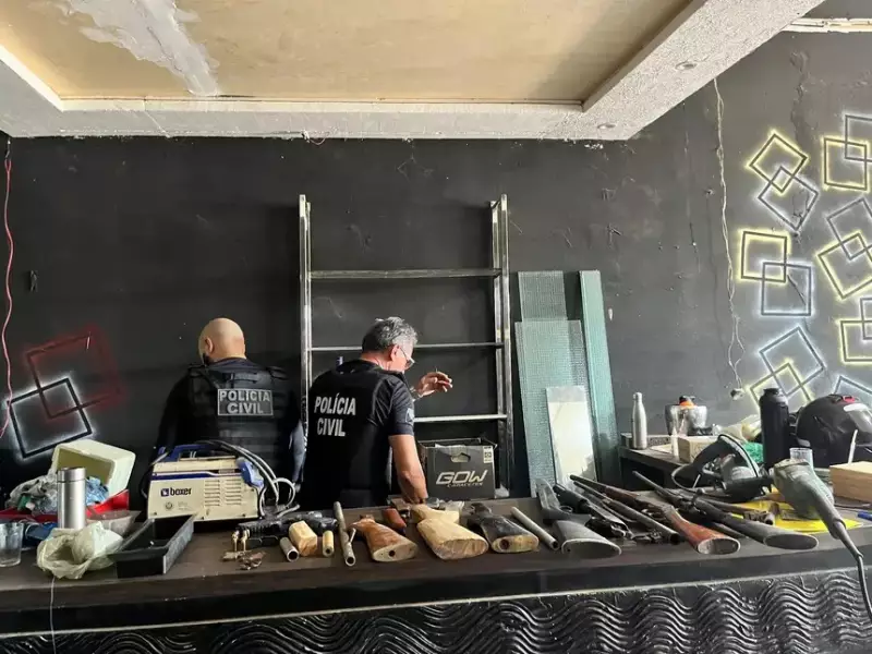 Polícia desmonta fábrica clandestina de armas escondida em barbearia em Belém