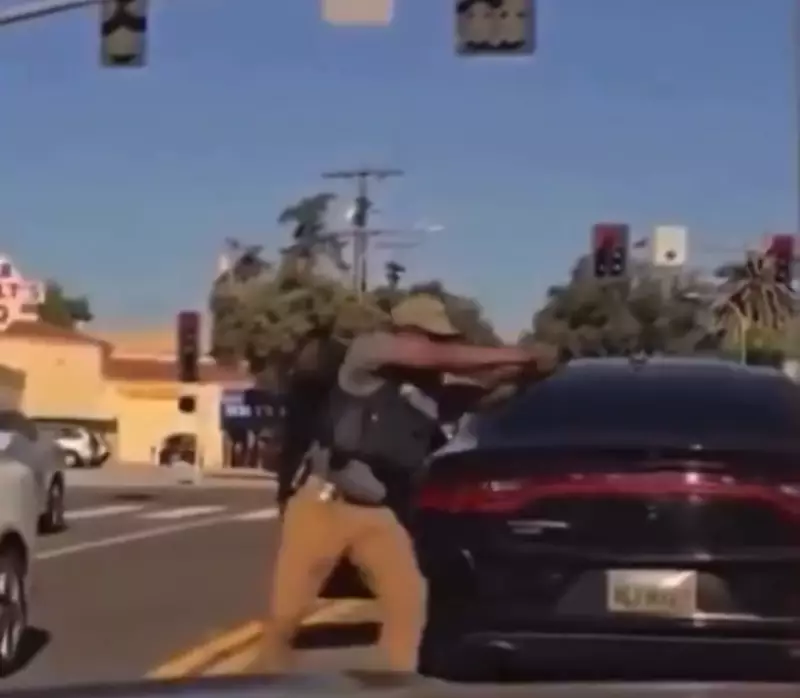 Policial à paisana aponta arma contra manifestante na Califórnia: vídeo choca