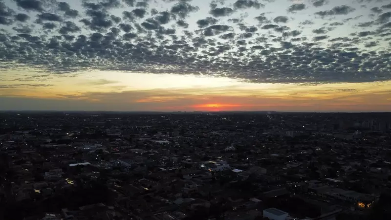 Pôr do sol deslumbrante em Campo Grande marca início da semana após frente fria
