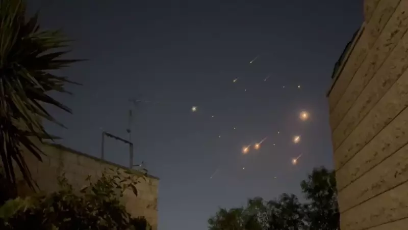 Por que o Irã lança mísseis à noite? Estratégia dos ataques explicada