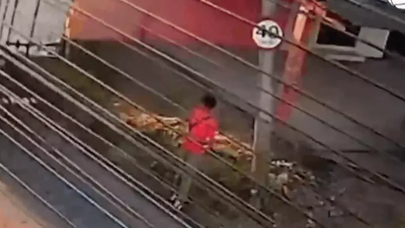 Poste desaba e quase atinge pedestre e carro em cena de suspense — veja o vídeo!