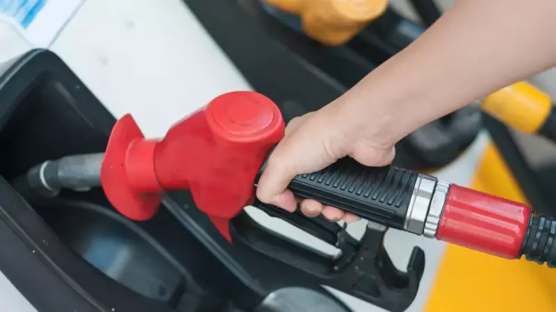 Preço da gasolina nas bombas cai menos que o previsto pela Petrobras: entenda o motivo