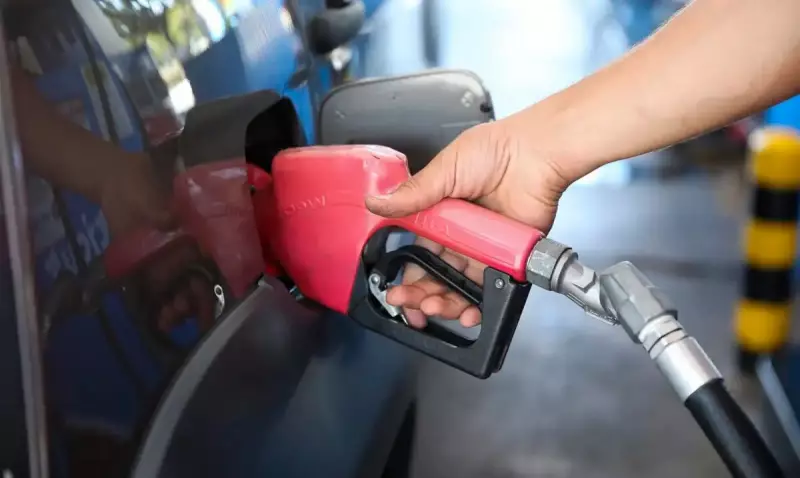 Preço do combustível cai nas refinarias, mas postos não repassam a redução aos consumidores