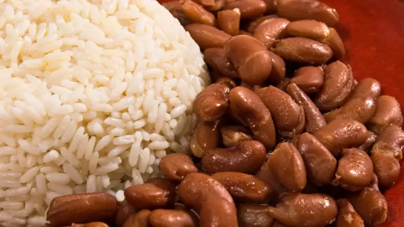 Preços do arroz e feijão despencam no Brasil com safra recorde: entenda o impacto no seu bolso