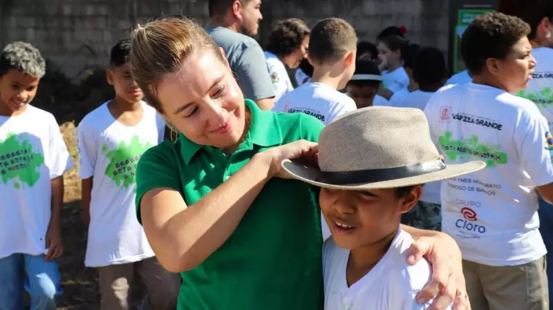 Prefeita de Mato Grosso lidera ação com alunos e empresas para revitalizar área no bairro Paula I