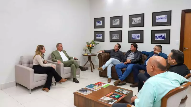 Prefeita Flávia Moretti apresenta obra da ETE ao senador Wellington Fagundes em evento marcante
