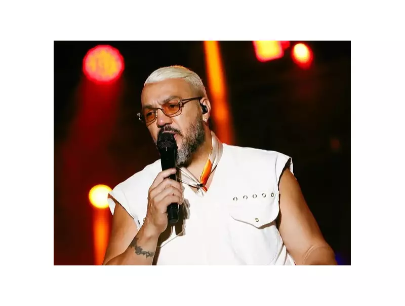 Prefeita recebe beijo na boca de Belo durante show e vira meme nas redes sociais