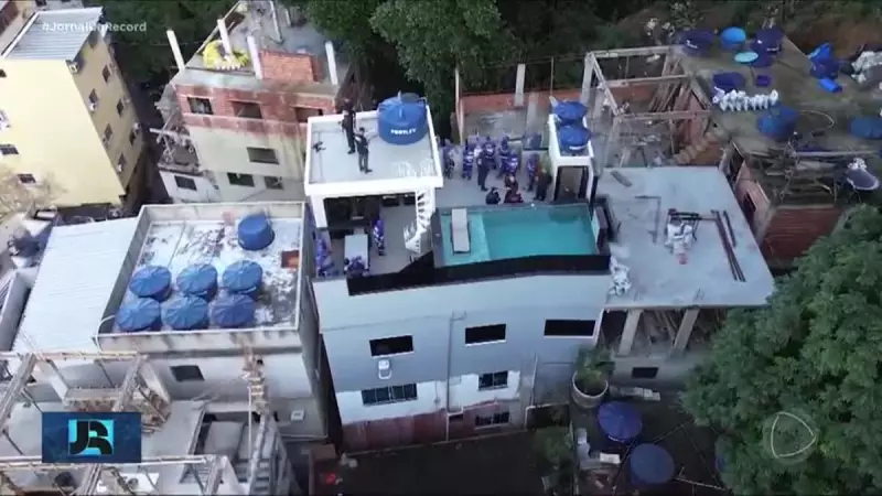 Prefeitura do RJ derruba mansões de chefes do CV na Rocinha em operação impactante
