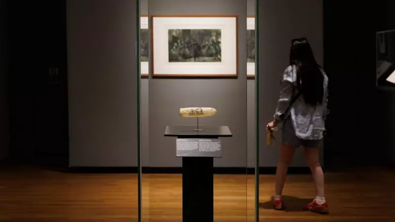 Preservativo de 200 anos com imagem de freira nua choca visitantes em museu europeu