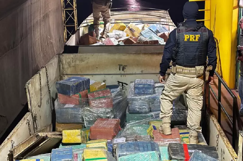 PRF apreende 17 toneladas de maconha escondidas em carga de milho em operação surpresa