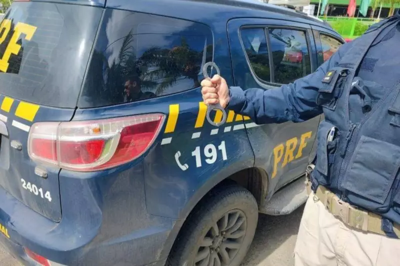 PRF prende homem com mandado por homicídio na BR-324 em Salvador