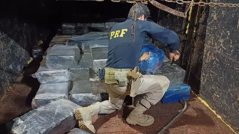PRF prende motorista com 35 toneladas de maconha após tentativa de fuga em posto de combustível na BR-050