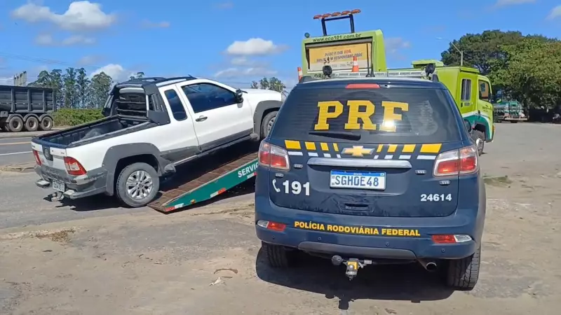PRF recupera carro roubado há 9 anos em abordagem na BR-101, em Linhares