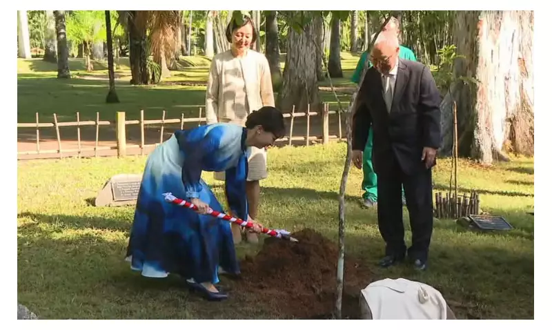 Princesa japonesa encanta o Brasil com gestos de humildade e simpatia