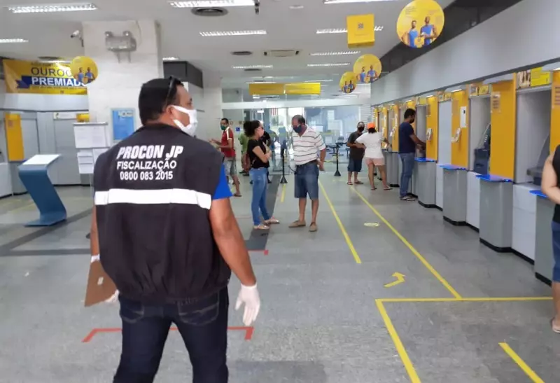 Procon JP multa agência bancária por descumprir tempo máximo de espera em filas