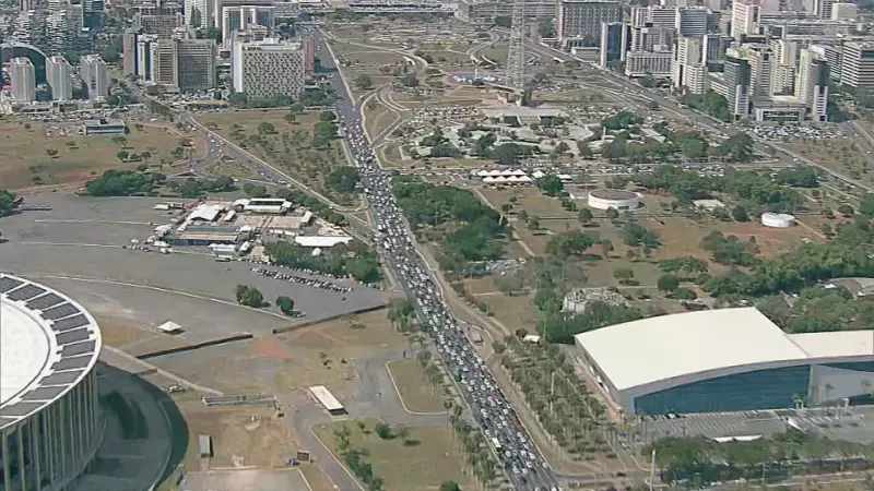 Professores protestam em Brasília e causam congestionamento no Eixo Monumental