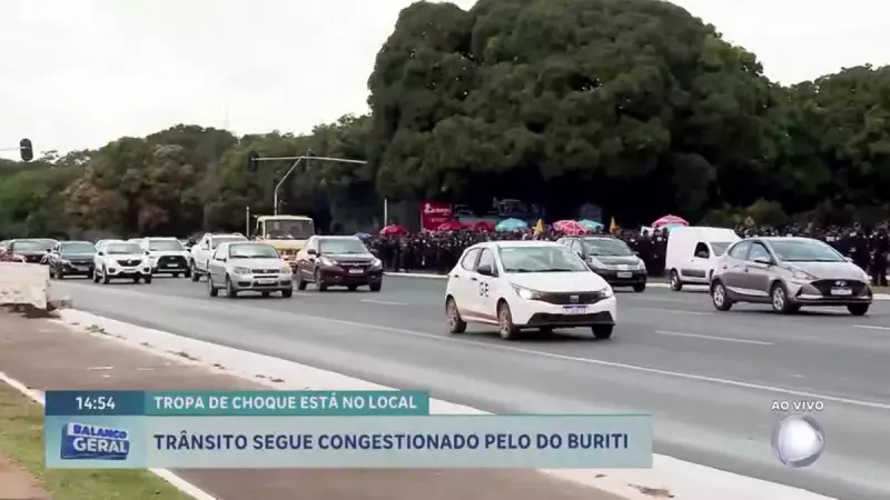 Professores protestam no Palácio do Buriti e trânsito é liberado após negociação com a PM