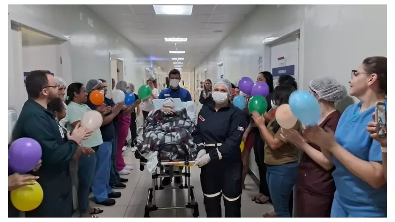 Profissionais de saúde criam corredor de aplausos para paciente que superou AVC na Paraíba