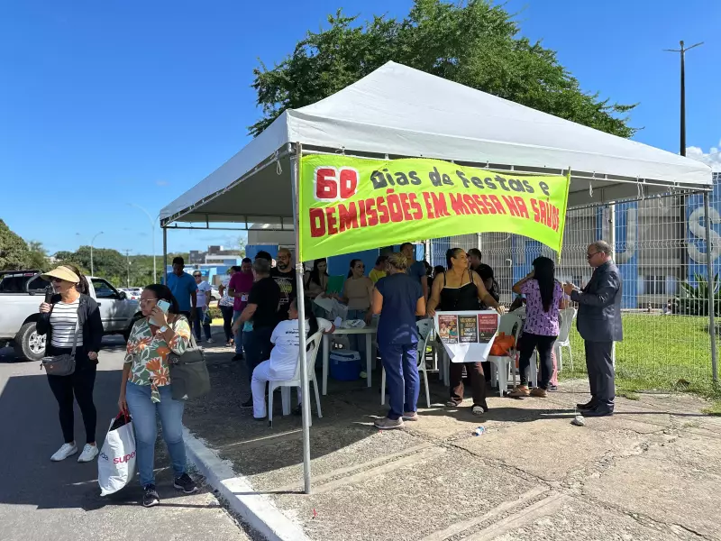Profissionais de saúde de Sergipe protestam contra demissões em frente ao HUSE