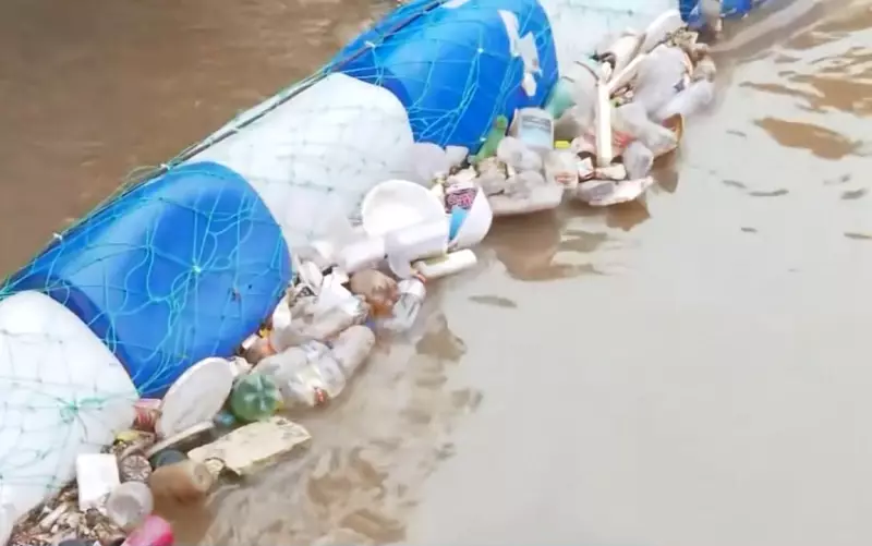 Projeto universitário instala ecobarreira no Rio Mandu para combater poluição em Pouso Alegre