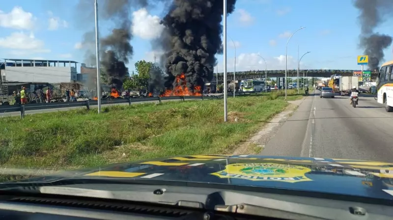 Protestos bloqueiam avenidas e BR-101 no Grande Recife: veja imagens e impactos