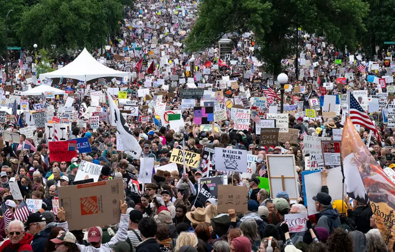 Protestos contra Trump tomam cidades dos EUA em dia de parada militar