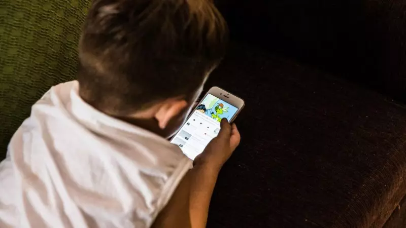 Psicólogos revelam ciclo vicioso entre tempo de tela e saúde mental infantil