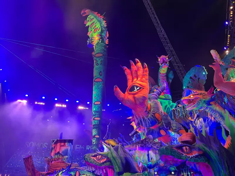 Rainha do Caprichoso encanta Parintins com voo épico em serpente gigante durante Festival Folclórico