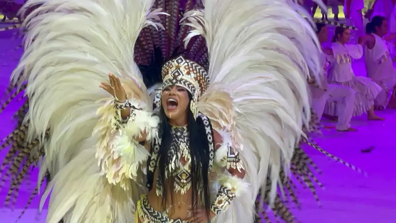 Rainha Livia Cristina brilha em alegoria que celebra a cultura negra da Amazônia no Festival de Parintins 2025
