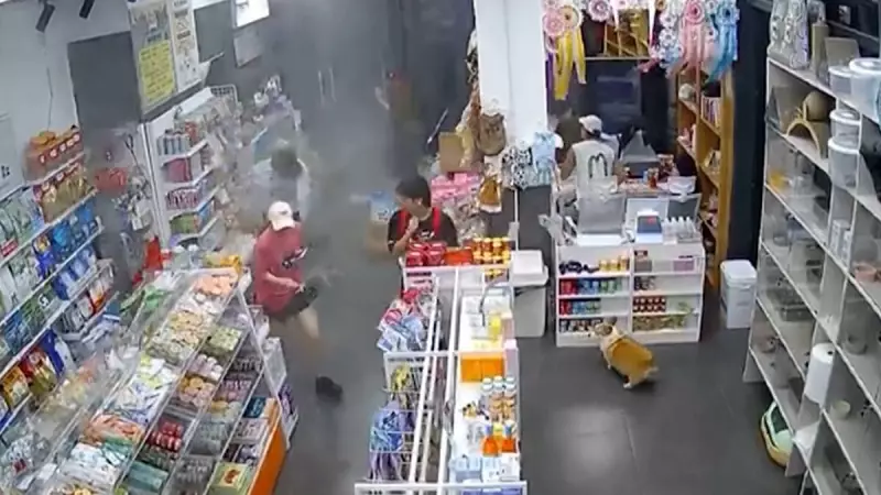Rajada de vento assustadora invade loja e causa pânico na China — veja o vídeo!