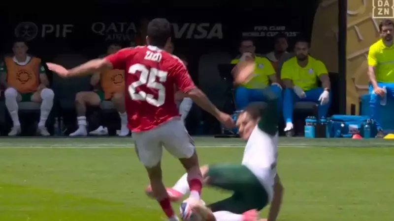 Raphael Veiga quase é expulso em jogo do Palmeiras no Mundial: lance polêmico gera debate